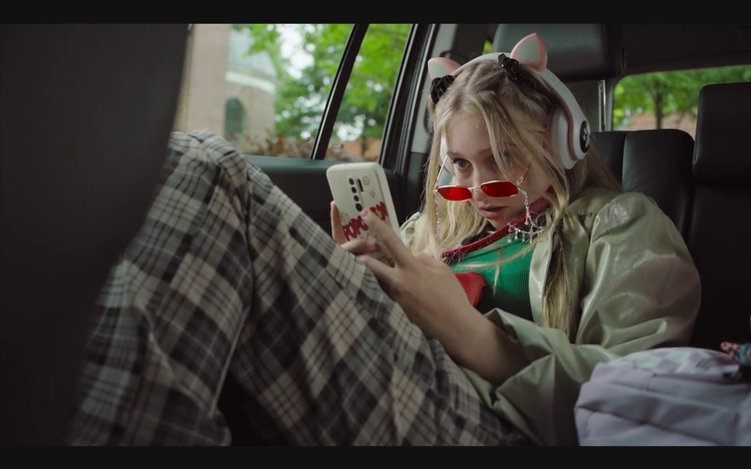 Henk is lucht voor Elly's kleindochter Emma